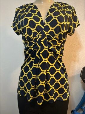 Valerie Bertinelli women’s Y2K Navy and Yellow twist front blouse size S